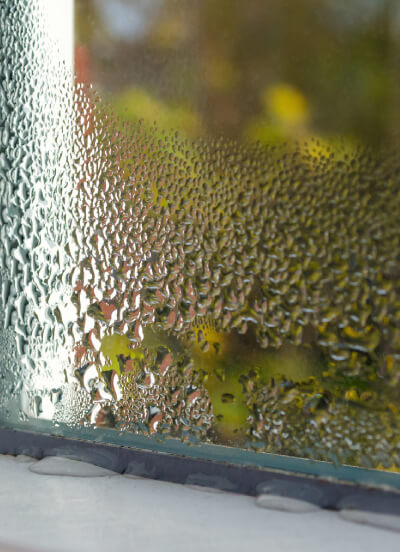 Woda - wilgoć zbierająca się na oknach